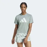 Remera deportiva Adidas Run It Bl, color verde salvia, de manga corta y cuello redondo. Presenta el logo de las tres barras en el frente con un diseño estampado en blanco.
