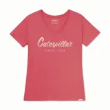 Remera de mujer color coral con cuello en V y logo de la marca Caterpillar estampado en el frente.
