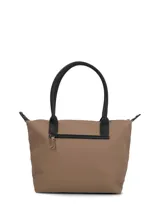 Cartera tipo tote de ecocuero engomado color marrón, con manijas negras, cierre principal con cremallera, bolsillo interior y trasero con cierre, e incluye un llavero decorativo.