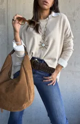 Sweater oversize de tejido de punto fino en color natural, con cuello redondo y mangas largas con puños rectos.