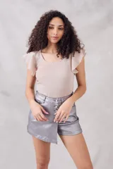 Top color crudo de lurex con corte ajustado, cuello redondo y mangas cortas con volados.