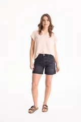 Short de jean negro con elastano, de corte mom, tiro alto y diseño clásico de cinco bolsillos.