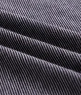 Pijama masculino compuesto por una blusa de manga larga con cuello redondo en tejido de media malla con rayas finas y un pantalón largo liso de corte recto.