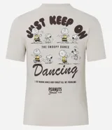 Remera new t-shirt de algodón color crema, con estampado en la espalda de Snoopy y Charlie Brown bailando, y la frase "Just Keep On Dancing" y "The Snoopy Dance".