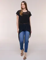 Blusa larga negra de gasa liviana con silueta amplia y desestructurada, escote redondo, mangas cortas caídas y bajo asimétrico más largo en la parte posterior.