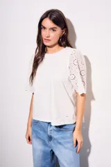 Remera de algodón con corte oversize, cuello redondo y mangas cortas con diseño de calados bordados tipo broderie.