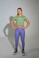 Calza deportiva larga de tiro alto en color lila, confeccionada en poliamida con elastano, diseñada para brindar confort y ajuste durante el entrenamiento.