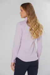 Camisa de manga larga entallada, confeccionada en una mezcla de algodón, poliéster y spandex. Presenta cuello clásico, cierre frontal con botones al tono y puños abotonados.