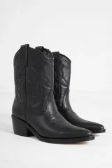 Botas texanas cortas blancas de cuero con bordados en la capellada y taco de madera.