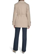 Campera corta tipo trench de Tommy Hilfiger, color beige, con diseño cruzado de doble botonadura, cuello con solapa, cinturón ajustable en la cintura y puños con trabillas.