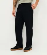 Pantalón chino de corte recto confeccionado en sarga de algodón con un toque de elastano. Presenta cierre frontal con botón y cremallera, bolsillos laterales funcionales y bolsillos traseros. Diseño de estilo sastrero versátil para looks casuales o formales.