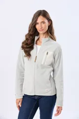 Campera de micropolar con textura en relieve, cierre frontal completo y cuello alto. Presenta un bolsillo vertical con cierre en el pecho y detalles de terminación en color contrastante.