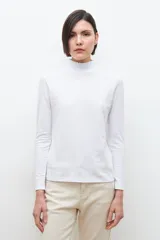 Remera de manga larga color blanco, con cuello alto con volados.