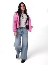 Chaqueta de lona color rosado con capucha ajustable, cierre frontal con cremallera y forro interior acolchado con diseño de diamantes. Presenta puños y bajo acanalados, bolsillos laterales y parche con el logo de la marca en el pecho.