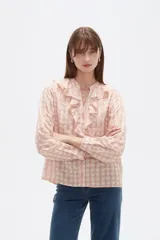 Blusa de viscosa con estampado de cuadros y pequeños puntos, diseño holgado, cuello a la base con volados frontales, cierre de botones y mangas largas con puños.