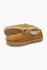 Mocasines color mostaza de gamuza con cordones y suela de goma color caramelo.