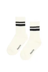 Medias de caña larga color blanco con diseño acanalado y dos franjas horizontales negras en la parte superior. Incluye el nombre de la marca estampado en la planta del pie.