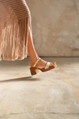 Sandalias negras de cuero con plataforma delantera y taco cuadrado.