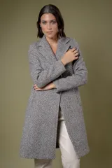 Tapado de corte recto con solapas clásicas y diseño de estampado espiga en tonos blanco y negro.