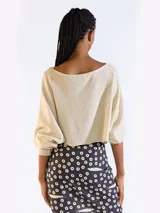 Sweater de punto color tostado con brillo lurex, escote bote, mangas largas y corte corto (cropped) holgado.