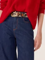 Pantalon de corte ancho y holgado, confeccionado en mezcla de algodón, viscosa y lino. Presenta costuras decorativas, pinzas debajo de la rodilla, bordado de monograma en el bolsillo delantero y pespuntes a contratono.
