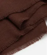 Bufanda femenina de punto liviano en color negro, con diseño básico y terminación deshilachada en los extremos.