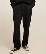 Pantalón de corte recto confeccionado en tejido de algodón, con cintura elástica ajustable mediante lazo y bolsillos laterales.