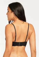Bralette de encaje floral con diseño sin aros y sin relleno. Cuenta con forro interno de microtul elastizado, breteles regulables y cierre posterior con broches de tres posiciones.
