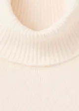 Vestido corto de punto con cuello vuelto y manga larga, de diseño recto y estilo minimalista.