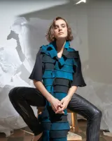 Bufandón de lana merino afieltrada color azul y negro, formado por piezas horizontales unidas que generan una textura continua.