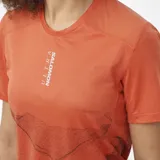 Remera deportiva Salomon de manga corta y cuello redondo, color naranja con estampado gráfico en tono oscuro en la parte inferior y detalles de texto en el pecho.