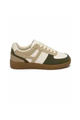Zapatillas urbanas con diseño en bloque de colores que combina blanco, verde militar y tostado, con cordones claros y suela de goma marrón.