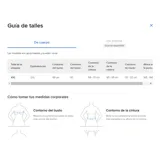 Conjunto de pijama de dos piezas compuesto por una musculosa de tirantes finos y un short, confeccionado en tejido satinado de bambú y microfibra.