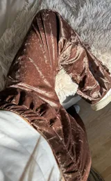 Pantalón de terciopelo marrón chocolate con patrón de rayas Oxford y cintura elástica ancha.