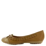 Balerina Bottero color marrón, con puntera de charol y detalle de lazo con herrajes dorados. Presenta un diseño con perforaciones decorativas en el lateral.