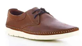 Zapato casual de hombre color marrón habana, con cordones oscuros y suela blanca de goma. Presenta un diseño con costuras decorativas visibles alrededor de la base.