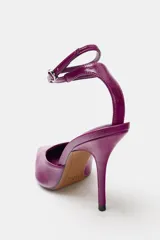 Zapato de tacón destalonado color fucsia con efecto charol, punta fina, tacón fino alto y tiras finas ajustables alrededor del tobillo con hebilla metálica.