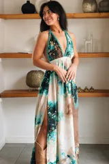 Vestido largo de seda con estampado abstracto en tonos marrones, beige y destellos dorados, con escote en V profundo, tirantes de cuerda anudados al cuello y la cintura, y tajo lateral en la falda.