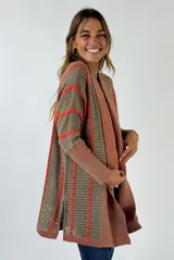 Saco de tejido de punto calado color marrón con detalles en color ladrillo.