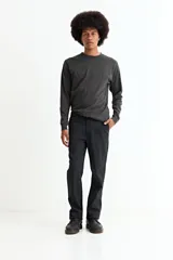 Pantalón negro de corte recto, con bolsillos laterales y traseros.