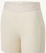 Bermuda deportiva color crema, confeccionada en microfibra pesada, con cintura elástica con lettering GYM texturizado y bolsillos laterales.