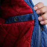 Campera de denim Volcom con cierre frontal y botones a presión, cuello de pana en color marrón y logo de la marca en el pecho.