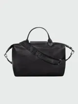 Bolso de mano Longchamp modelo Le Pliage Xtra L, color negro, confeccionado en cuero vacuno. Presenta un diseño estructurado con solapa frontal con botón a presión, doble asa superior y correa de hombro ajustable y extraíble con logo grabado.