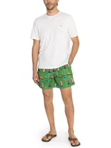 Short de baño RKF modelo Izam de color verde, con estampado colorido de loros y papagayos. Cuenta con cintura elástica con cordón ajustable blanco y gris, y bolsillos laterales.