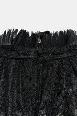 Body negro confeccionado en encaje semitransparente, con diseño sin mangas y cuello halter alto con detalle de tejido plisado. Cierre inferior con broches a presión.