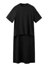 Camiseta negra de algodón, con mangas cortas y diseño asimétrico de corte más largo en la parte trasera.