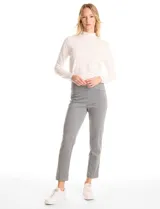 Pantalón de corte slim con estampado de cuadros gales, confeccionado en tejido elastizado. Presenta una pretina ancha y plana de diseño pull-on para un calce cómodo y limpio.