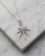 Dije de plata 925 con diseño detallado de hoja de marihuana.