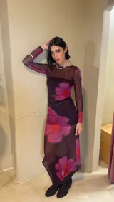 Vestido largo de microtul con estampado abstracto en tonos violeta, naranja y blanco. Incluye forro de top recto y short.