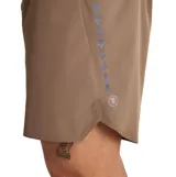 Short de baño Roark modelo Alta de 5 pulgadas, color marrón con cintura elástica en tono azul y cordón de ajuste.